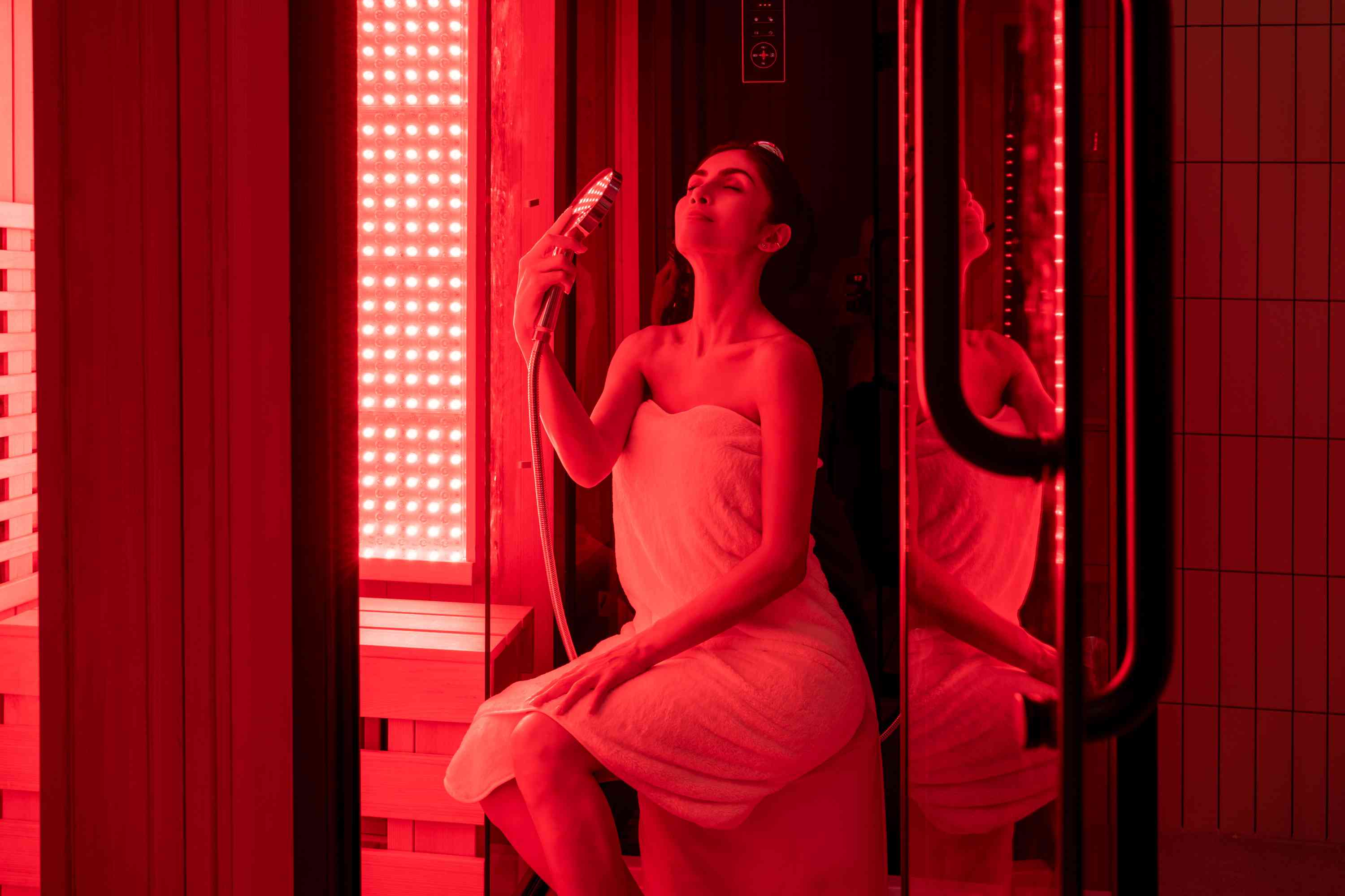 Dispositivo per sauna con terapia della luce a LED rossi con controllo vocale